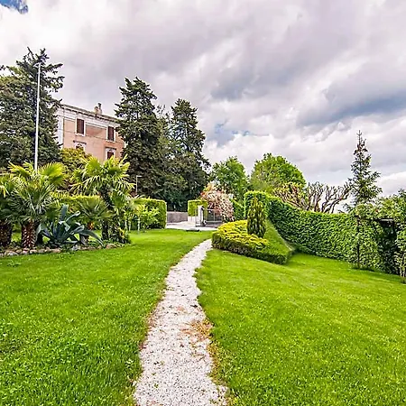 Hotel Belvilla By Oyo Rose Di Fratta 4 2*